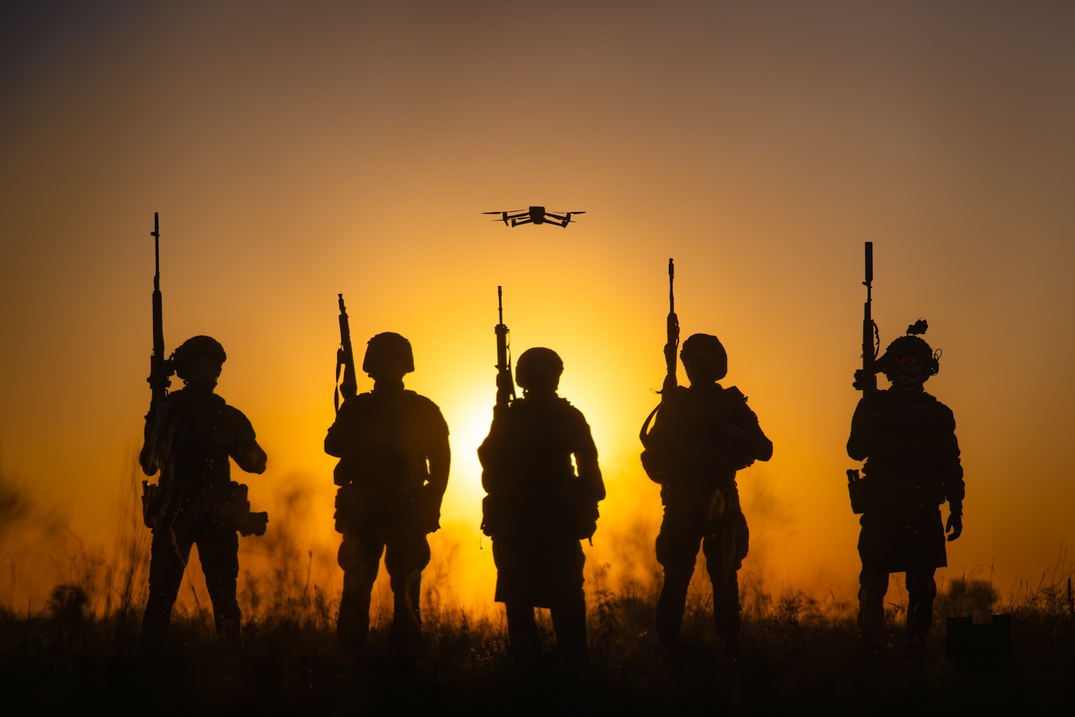 Силуети військових на тренуванні на фоні заходу сонця